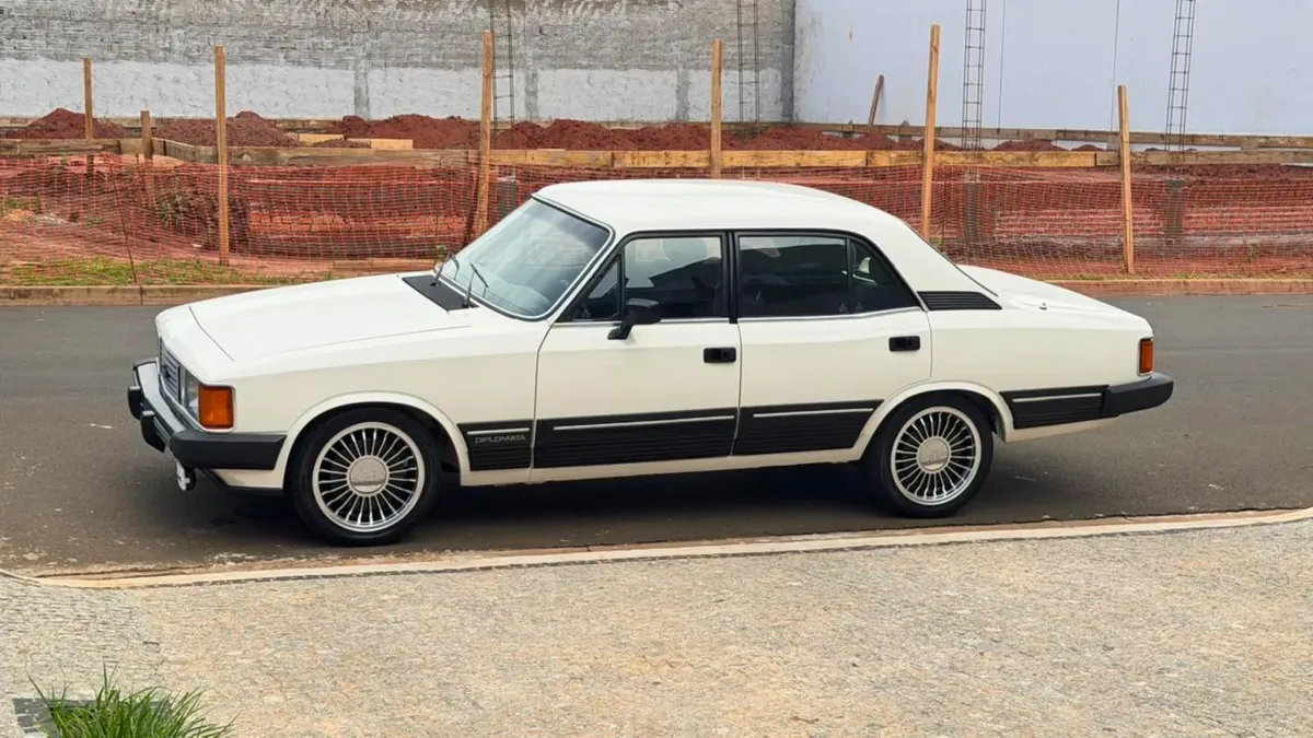 Chevrolet Opala Diplomata branco em detalhe