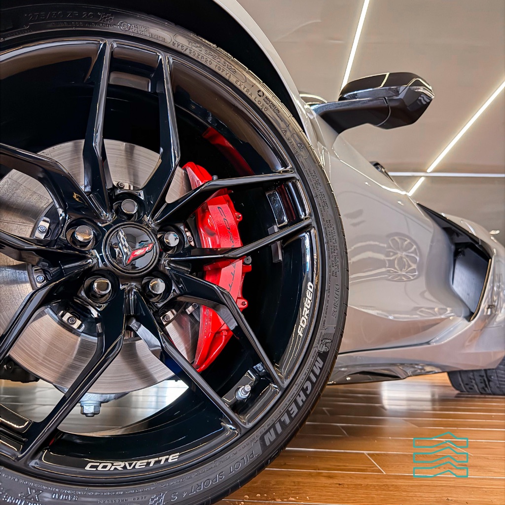 Roda preta e pinça de freio vermelha do Corvette Z06